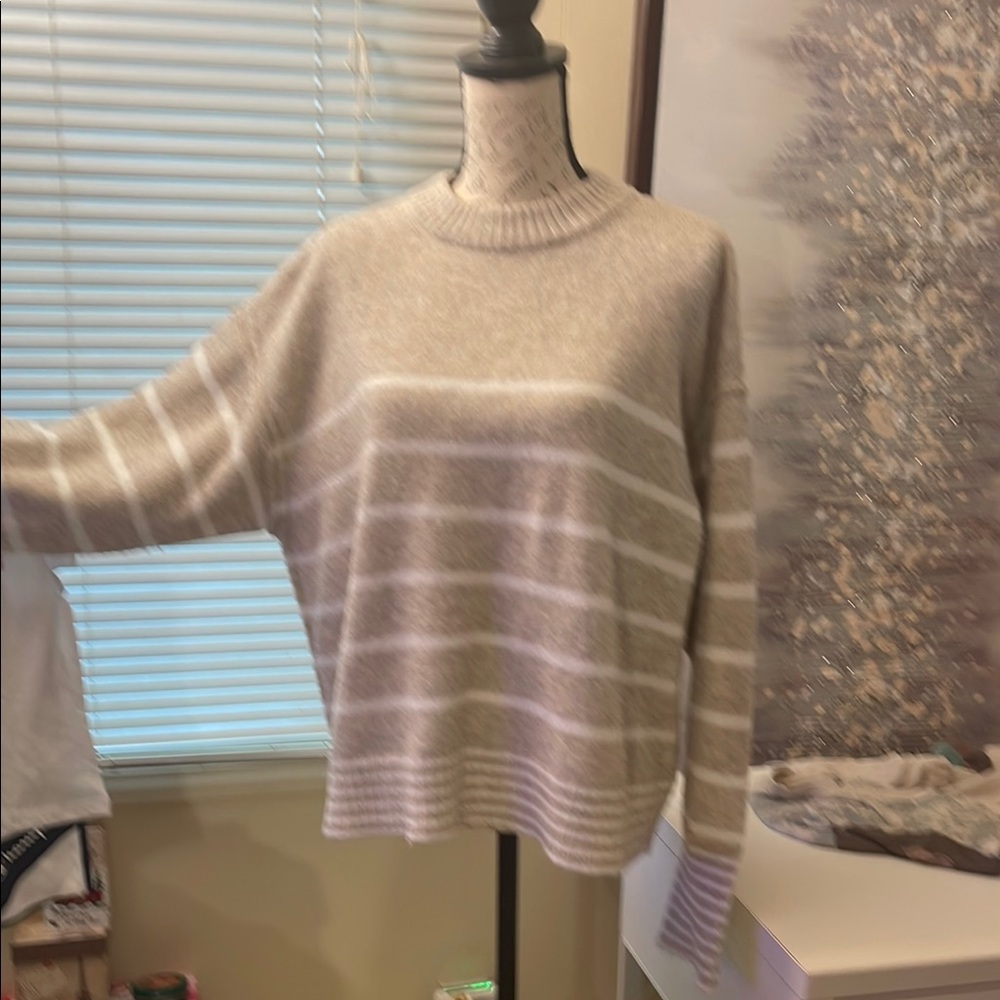 AMERICAN EAGLE 
Women's Beige Striped Sweater